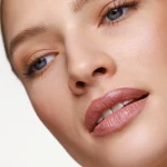 PAESE Nudelightful nawilżająca pomadka do ust 404 Caramelized Plum 4.5g