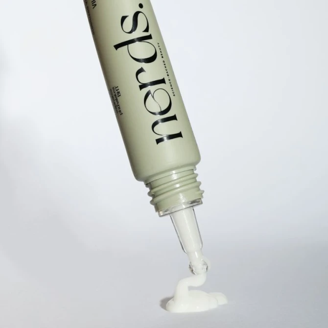 Nerds Rozjaśniający krem pod oczy z witaminą C - 15ml