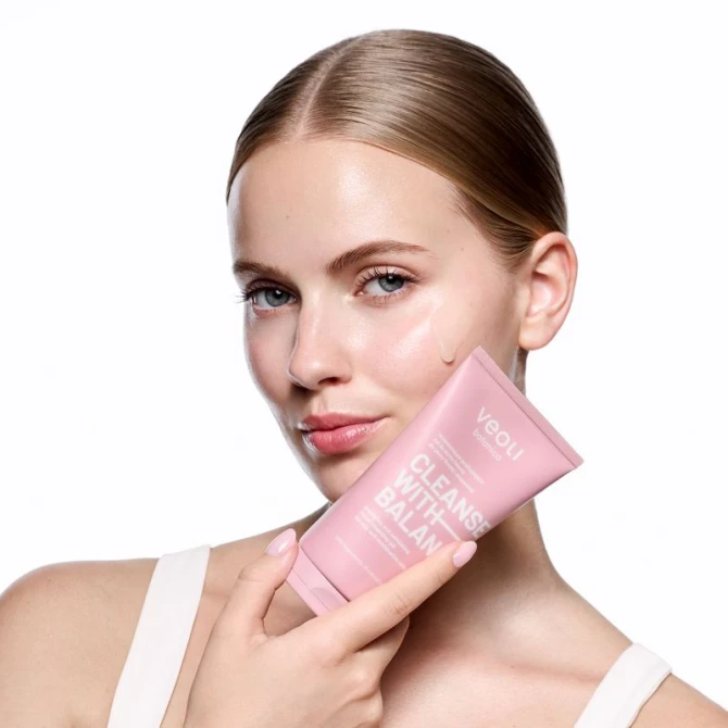 VEOLI BOTANICA CLEANSE WITH BALANCE – Oczyszczająco-peelingujący żel do mycia twarzy do skóry tłustej i mieszanej 150 ml