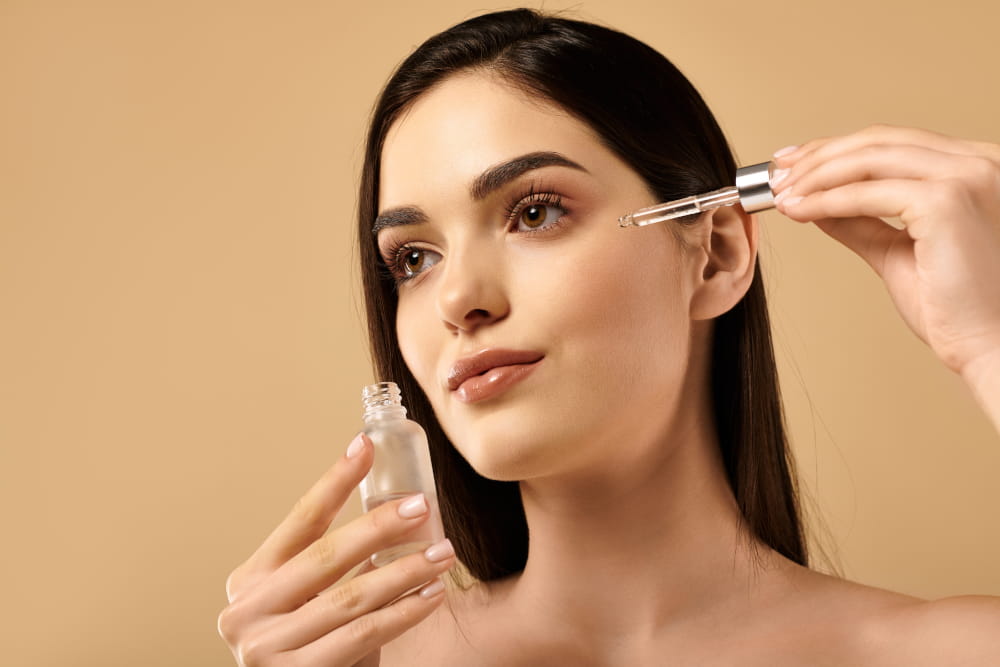 Kobieta stosująca serum do twarzy z kwasem mlekowym