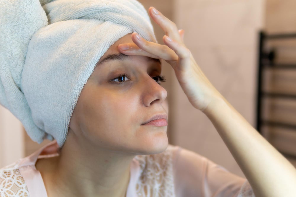 Kobieta pielęgnująca czoło