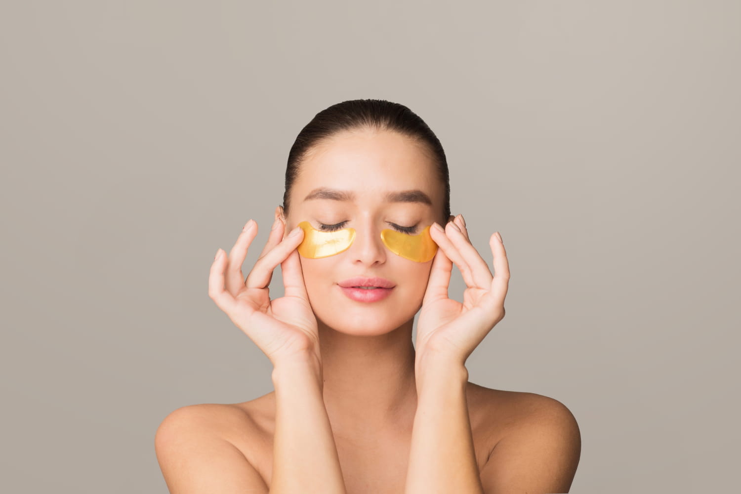 Kobieta z płatkami pod oczy 